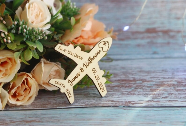 Calamite Save the Date personalizzate a forma di aereo per matrimonio