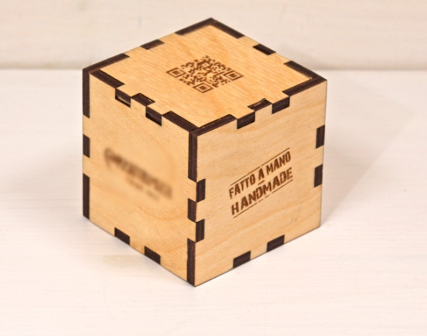 Segnatavolo con logo, numero e qr code,  assemblato a incastri