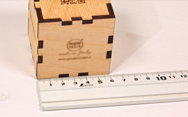 Segnatavolo con logo, numero e qr code,  assemblato a incastri - immagine 2