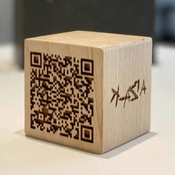 Cubo segnatavolo con logo, numero e qr code, personalizzabili