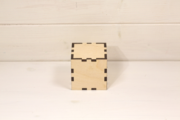 Segnatavolo con logo, numero e qr code,  assemblato a incastri - immagine 4