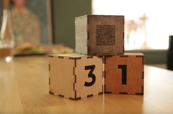 Segnatavolo con logo, numero e qr code,  assemblato a incastri - immagine 5