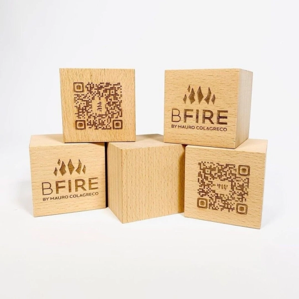 Cubo segnatavolo con logo, numero e qr code, personalizzabili - immagine 7