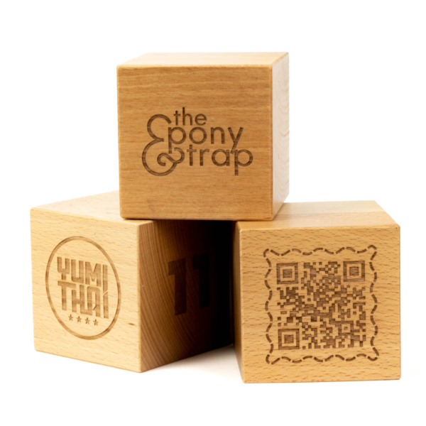 Cubo segnatavolo con logo, numero e qr code, personalizzabili - immagine 4